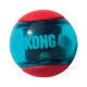 KONG Squeezz Action Ball Red - piszcząca piłka dla psa, o zróżnicowanej powierzchni, czerwono-niebieska